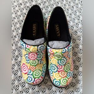 Savvy women's Brandy clogs  "Flower Power" umbrella patent leather print. size 9
